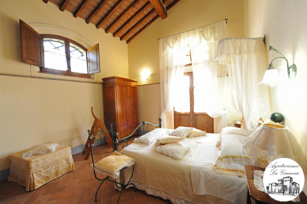 Łóżko lub łóżka w pokoju w obiekcie Agriturismo Castello La Grancia di Spedaletto