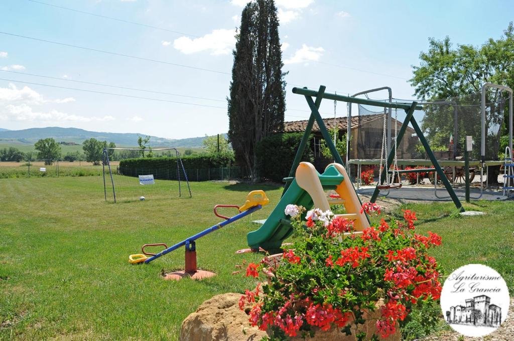 park z placem zabaw ze zjeżdżalnią w obiekcie Agriturismo Castello La Grancia di Spedaletto w mieście Pienza