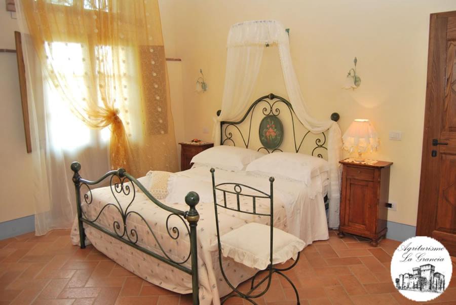 Łóżko lub łóżka w pokoju w obiekcie Agriturismo Castello La Grancia di Spedaletto
