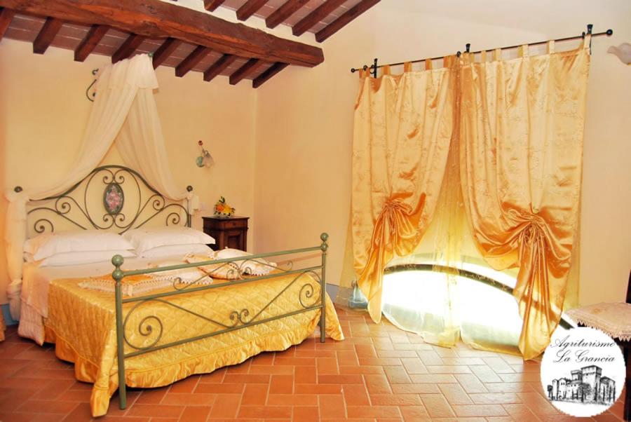Łóżko lub łóżka w pokoju w obiekcie Agriturismo Castello La Grancia di Spedaletto