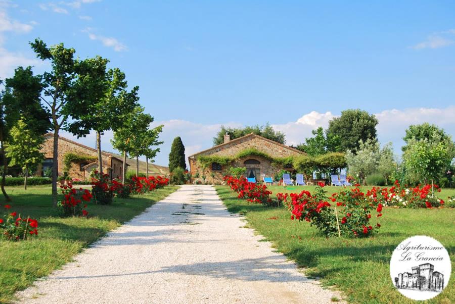 Ogród w obiekcie Agriturismo Castello La Grancia di Spedaletto