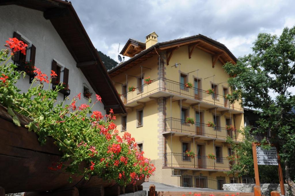 Το κτήριο όπου στεγάζεται  the country house