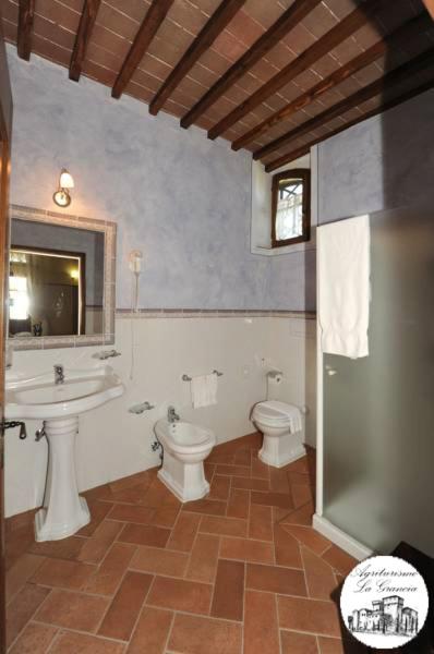 Łazienka w obiekcie Agriturismo Castello La Grancia di Spedaletto