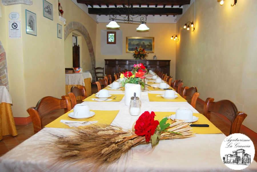 Restauracja lub miejsce do jedzenia w obiekcie Agriturismo Castello La Grancia di Spedaletto