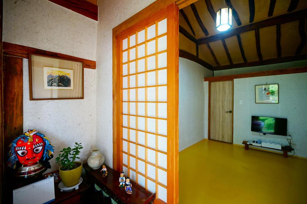 TV a/nebo společenská místnost v ubytování Hanok Dream
