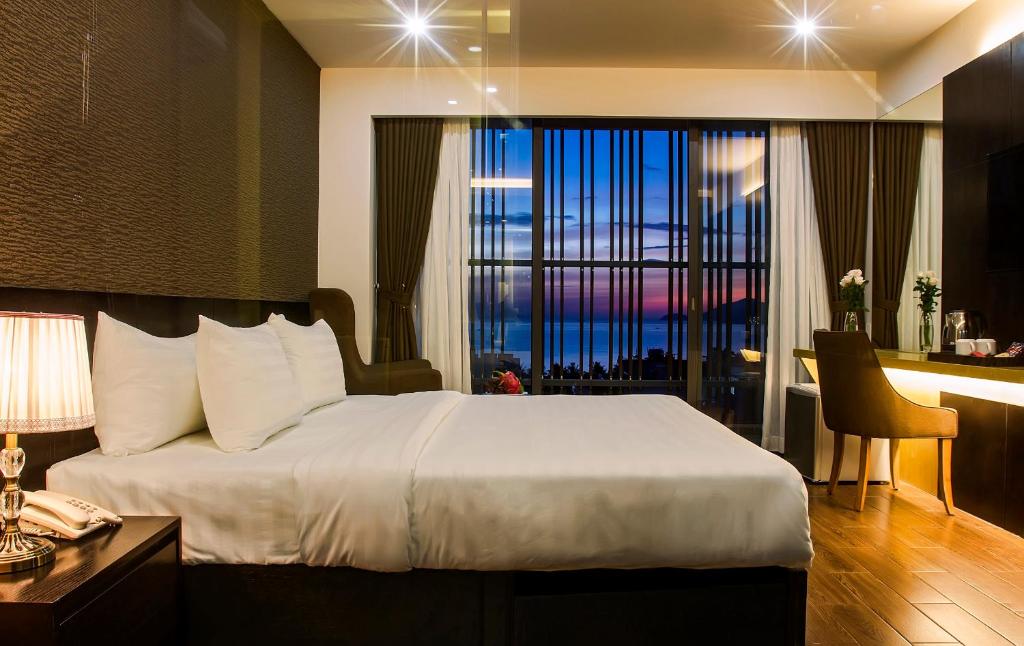 Giường trong phòng chung tại Golden Nha Trang Hotel