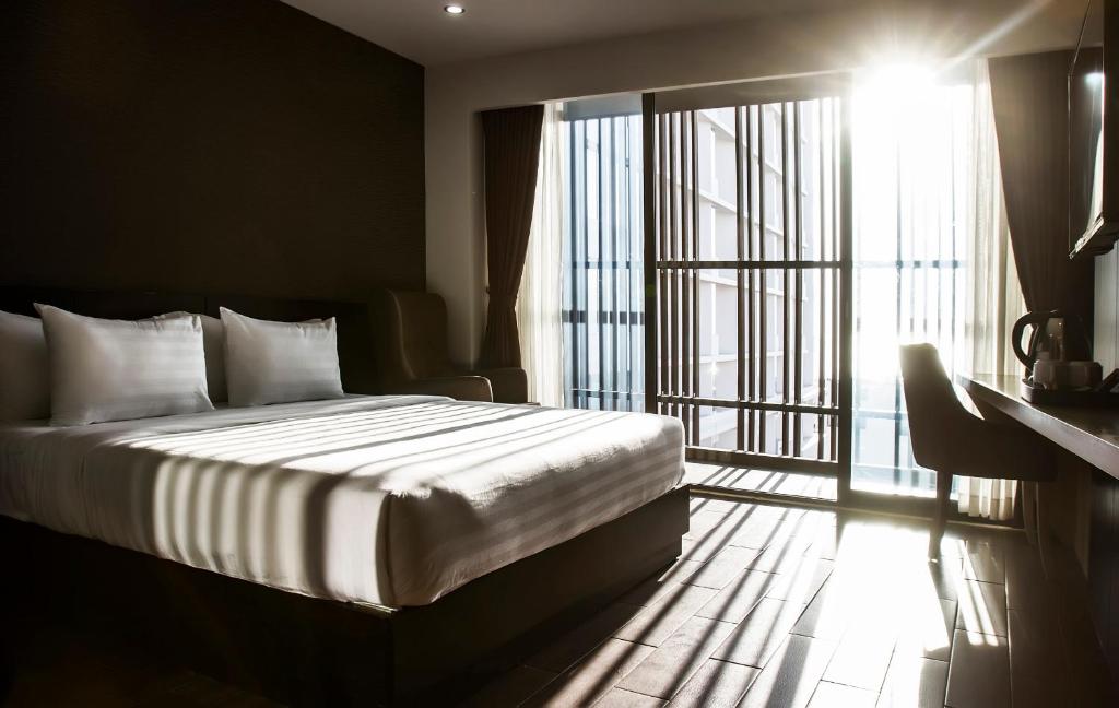 Giường trong phòng chung tại Golden Nha Trang Hotel
