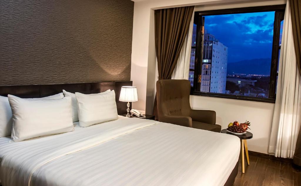 Giường trong phòng chung tại Golden Nha Trang Hotel