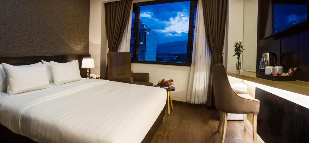 Postel nebo postele na pokoji v ubytování Golden Nha Trang Hotel