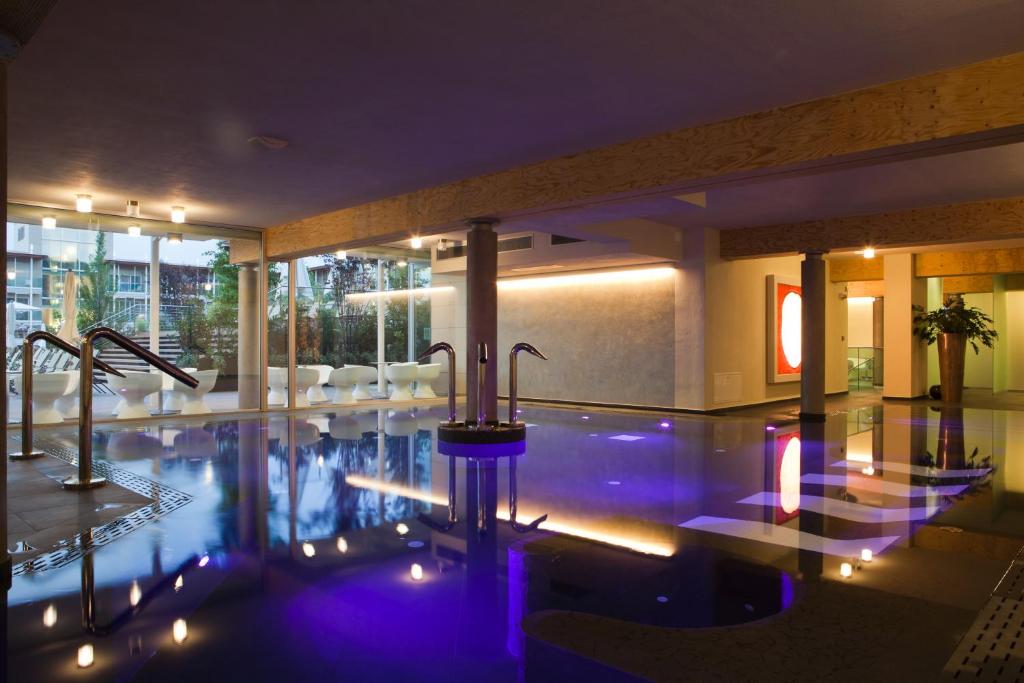 Bazén v ubytování Aqualux Hotel Spa Suite & Terme nebo v jeho okolí