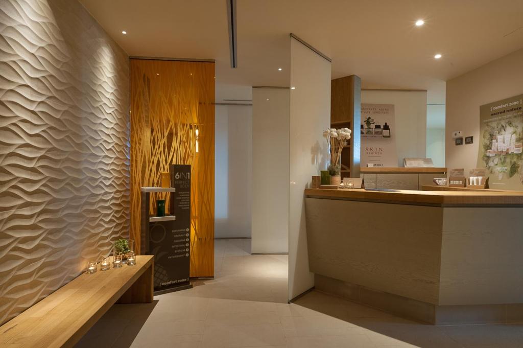 Televízia a/alebo spoločenská miestnosť v ubytovaní Le Dune Suite Hotel
