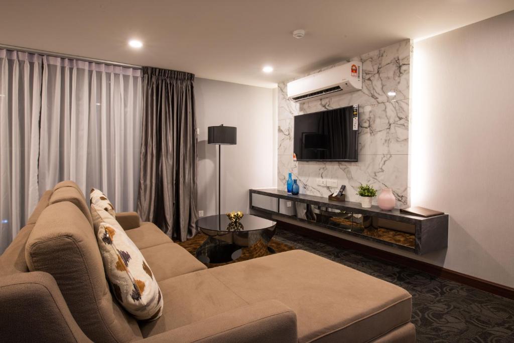 TV a/nebo společenská místnost v ubytování Asiatic Hotel