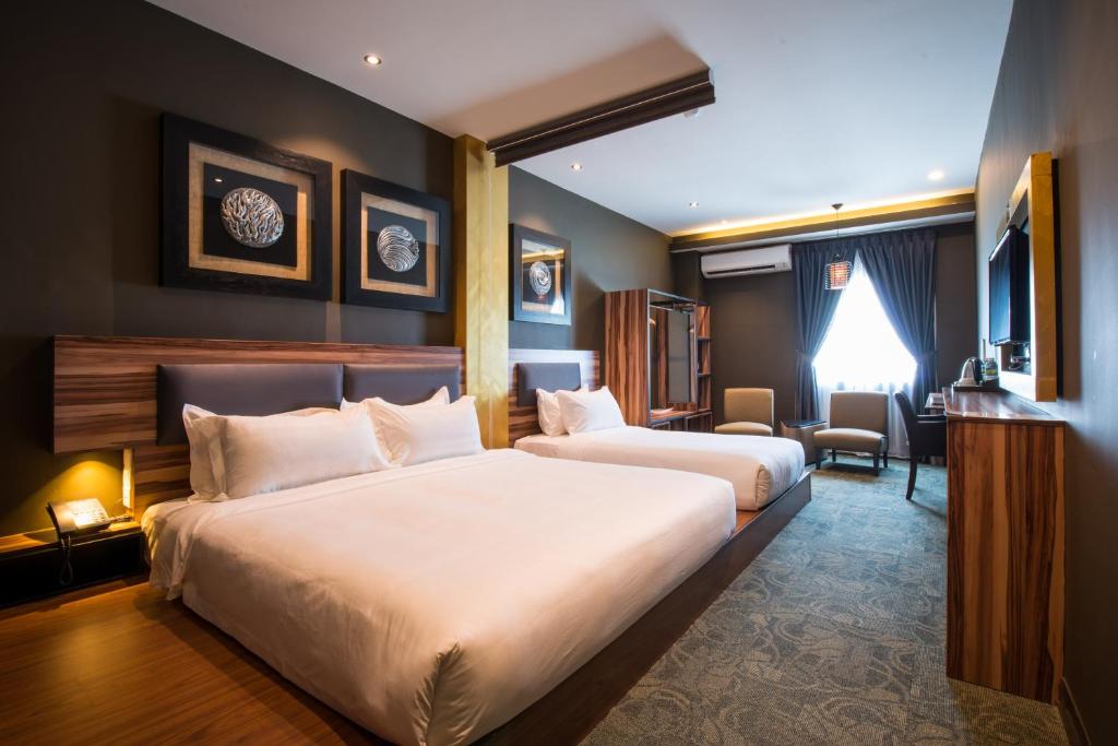 Postel nebo postele na pokoji v ubytování Asiatic Hotel