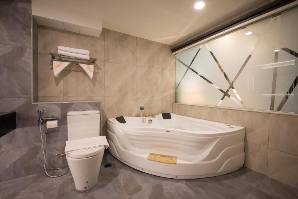 Koupelna v ubytování Asiatic Hotel