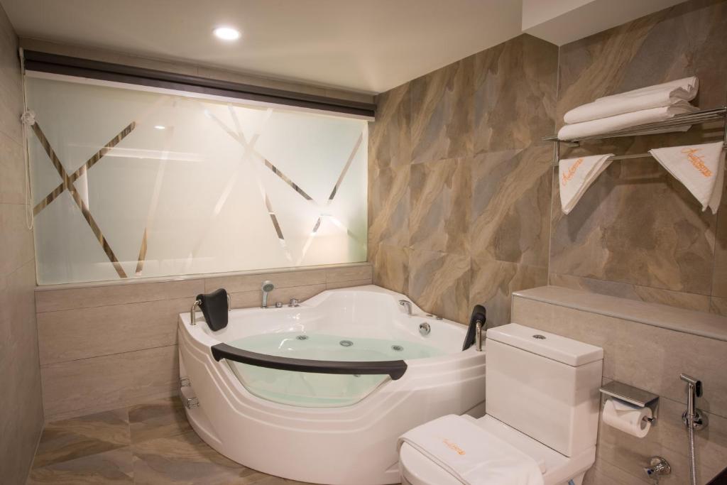 Koupelna v ubytování Asiatic Hotel