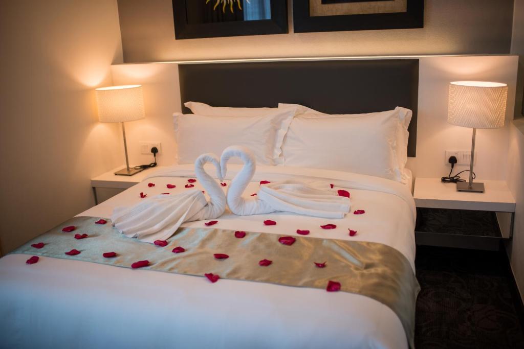 Postel nebo postele na pokoji v ubytování Asiatic Hotel