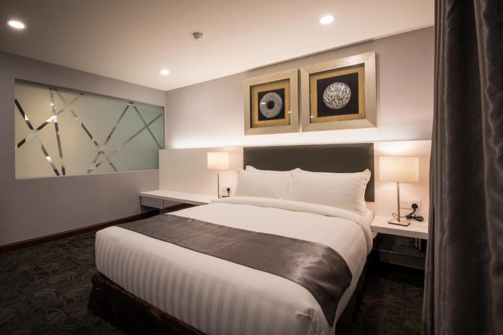 Postel nebo postele na pokoji v ubytování Asiatic Hotel