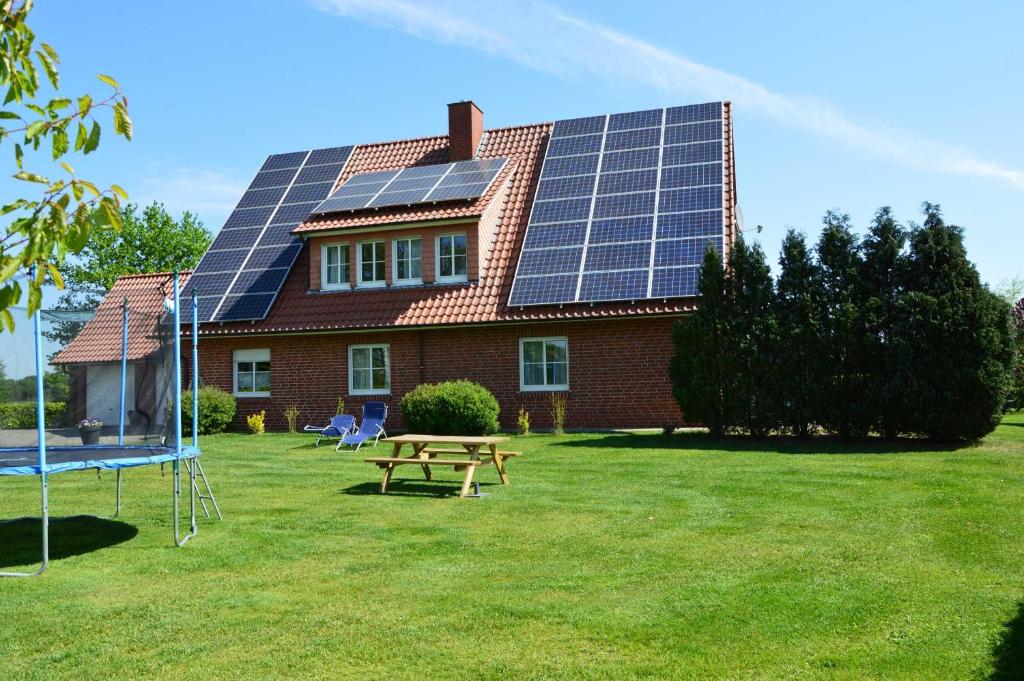 una casa con muchos paneles solares en el techo en Gaestehaus Feldmann en Emsbüren