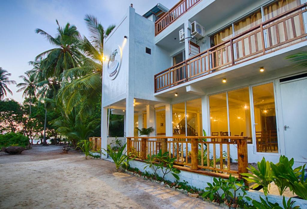 福里德霍的住宿－島嶼度假賓館，一座带大窗户和阳台的建筑