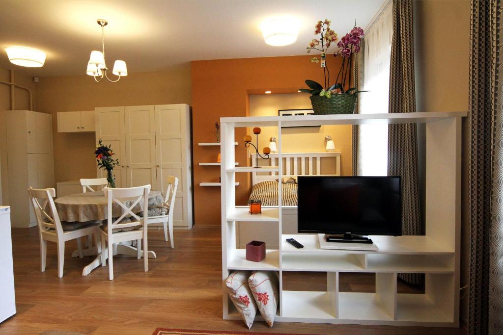 Televízia a/alebo spoločenská miestnosť v ubytovaní Orchidea Apartman Eger