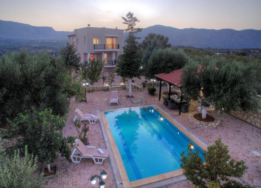 einen Luftblick auf eine Villa mit einem Pool in der Unterkunft Marakis Villas in Kavrokhórion