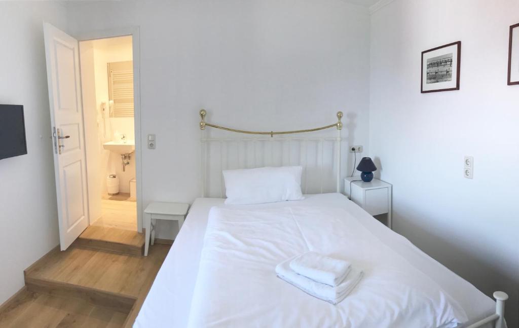 Postel nebo postele na pokoji v ubytování Pension "Strandhotel"