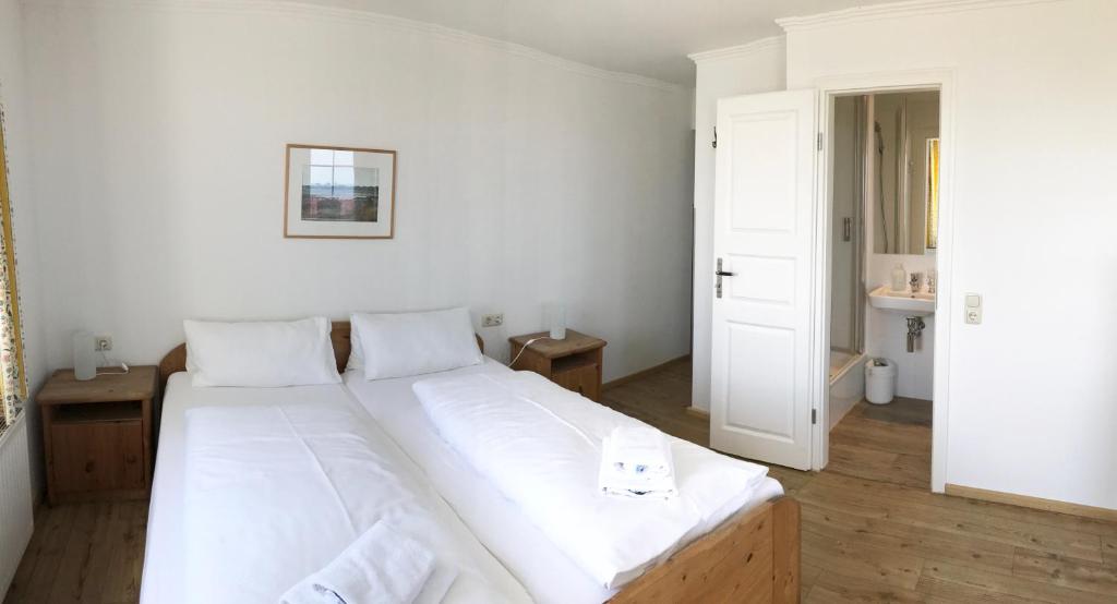 Postel nebo postele na pokoji v ubytování Pension "Strandhotel"