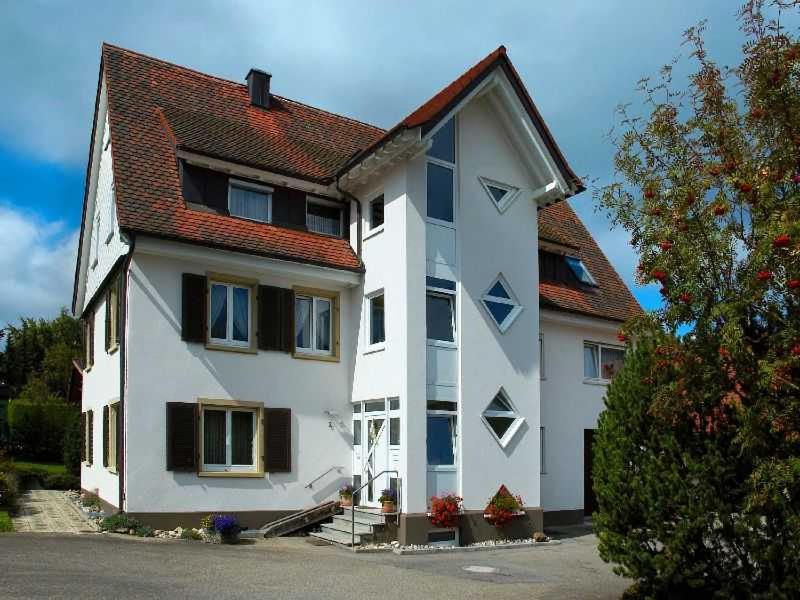 una casa bianca con tetto rosso di Ferienwohnung Bertsche a Villingen-Schwenningen