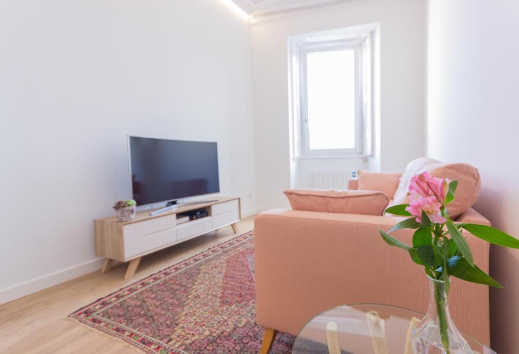 sala de estar con sofá y TV en Mirador del Arriaga, en Bilbao