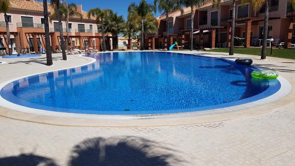 una sombra de una persona tomando una foto de una piscina en Villa Jardins 2 by Sunny Deluxe, en Albufeira