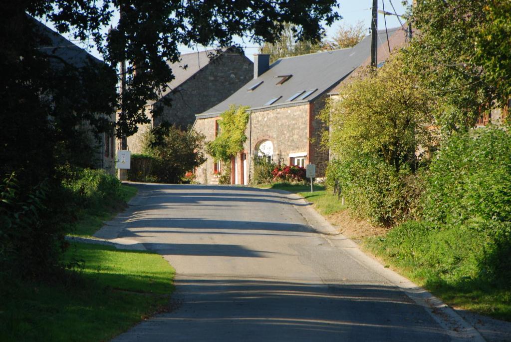 una strada vuota in un villaggio con case di B&B Les Trois Voisins a Bourseigne-Vieille