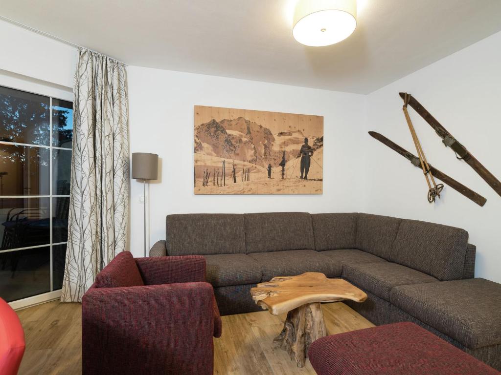 ein Wohnzimmer mit einem Sofa und einem Tisch in der Unterkunft Apartment in St Johann im Pongau with sauna in Alpendorf