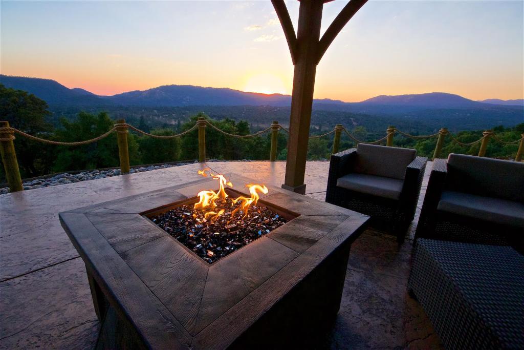 - un foyer extérieur sur une terrasse offrant une vue sur les montagnes dans l'établissement Mountain View Playhouse Near Yosemite & Bass Lake, à Oakhurst