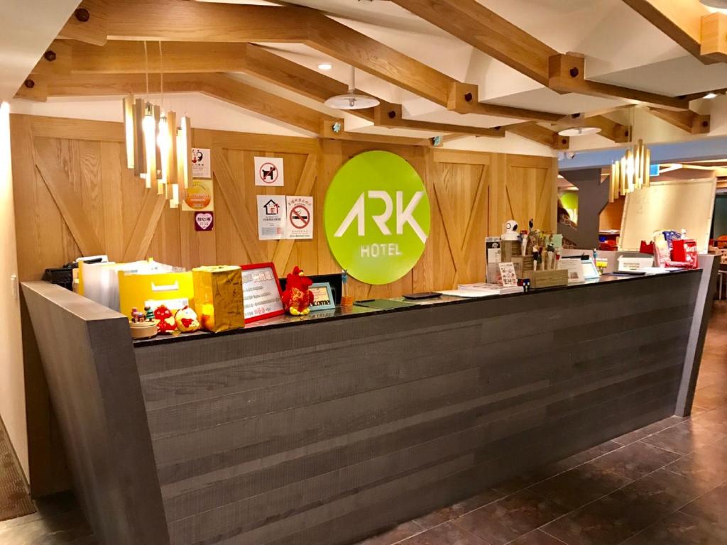 eine Restauranttheke mit einem Kra-Schild drauf in der Unterkunft Ark Hotel - Changan Fuxing方舟商業股份有限公司 in Taipeh
