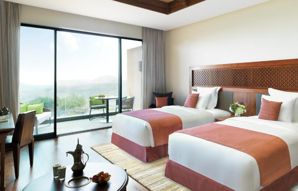 Postel nebo postele na pokoji v ubytování Anantara Al Jabal Al Akhdar Resort
