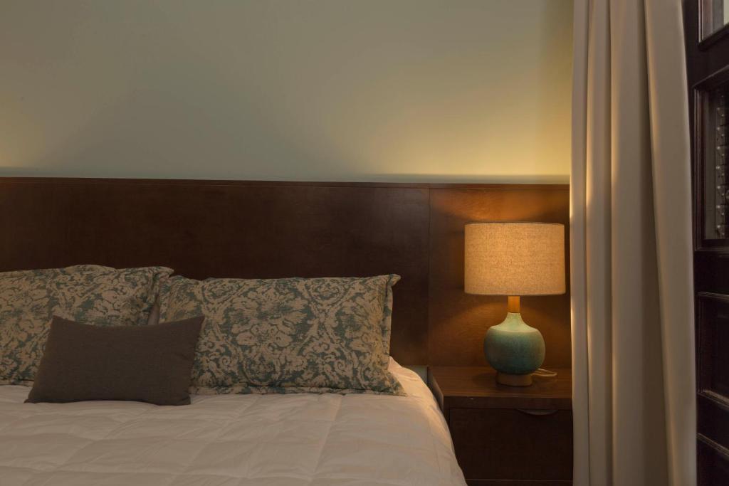 Postel nebo postele na pokoji v ubytování Decanter Hotel