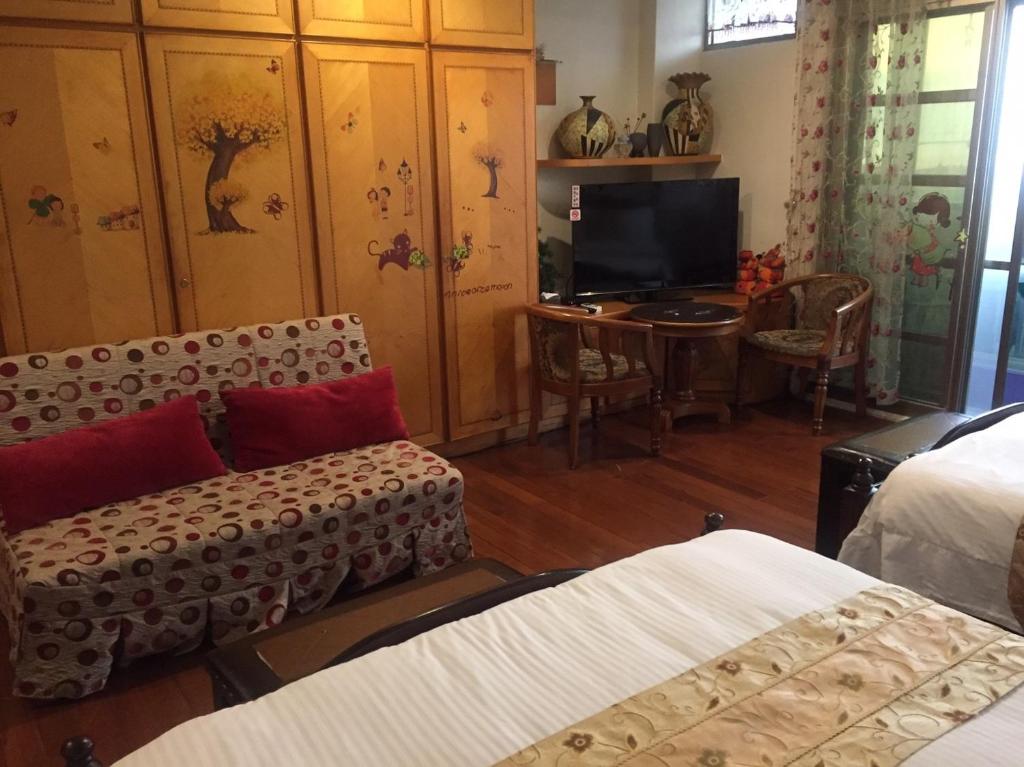 頭城的住宿－雲心海民宿 ，一间卧室配有一张床、一张沙发和一台电视。