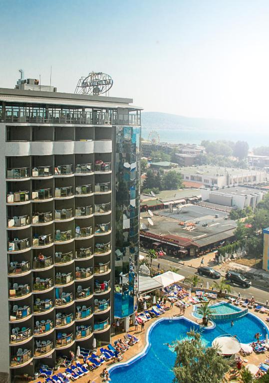Bazén v ubytování Smartline Meridian Hotel nebo v jeho okolí