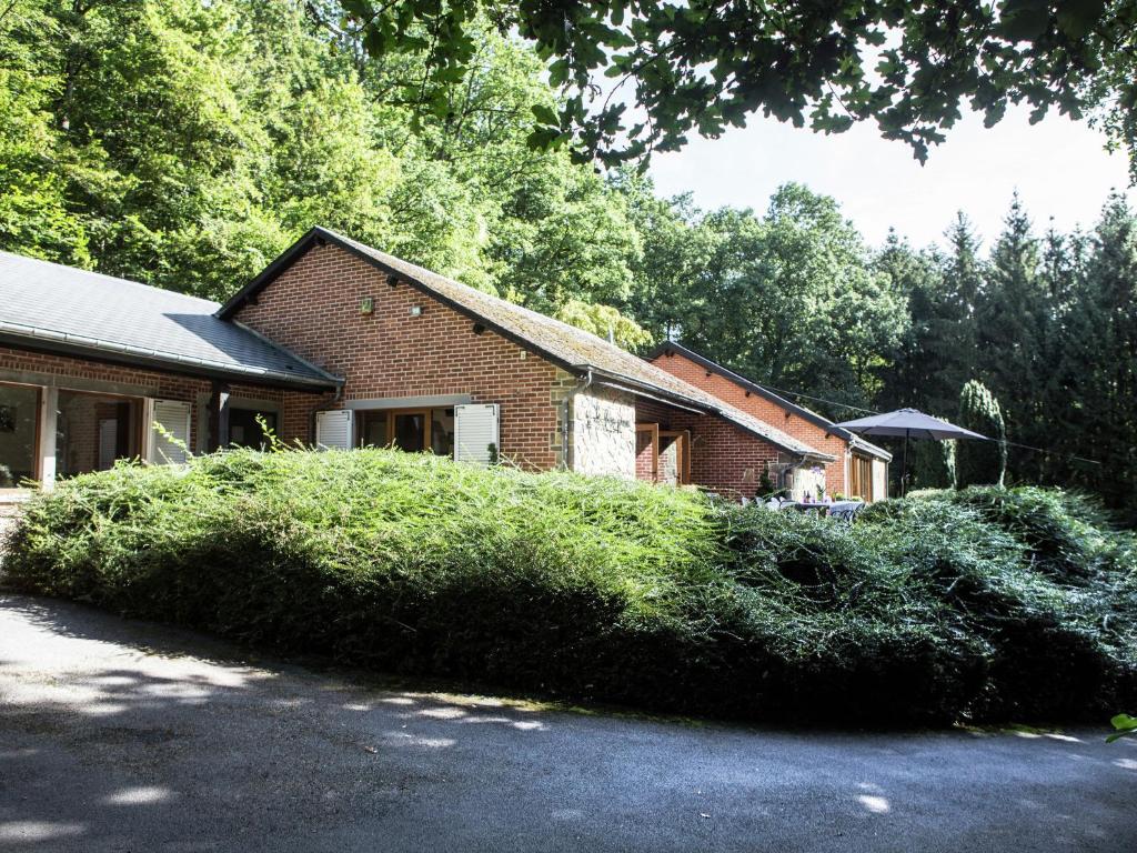 une maison avec un grand bush devant elle dans l'établissement Luxurious Villa with Private Pool in Durbuy, à Grandhan