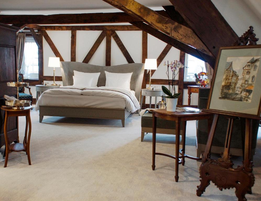 Ein Bett oder Betten in einem Zimmer der Unterkunft Romantik Hotel Zur Glocke
