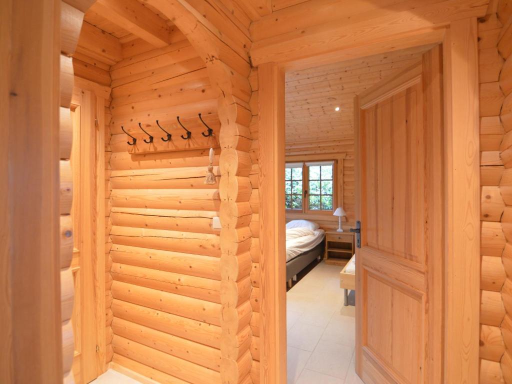 Postel nebo postele na pokoji v ubytování Chalet in Stavelot near Forest Retreat