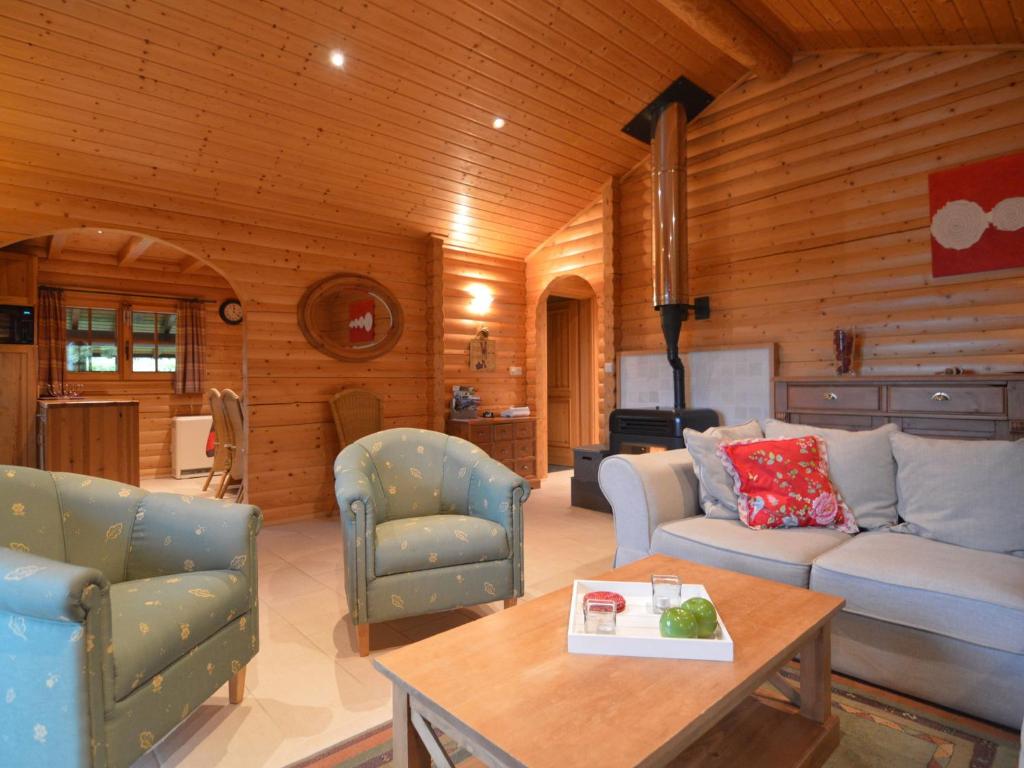 Posezení v ubytování Chalet in Stavelot near Forest Retreat