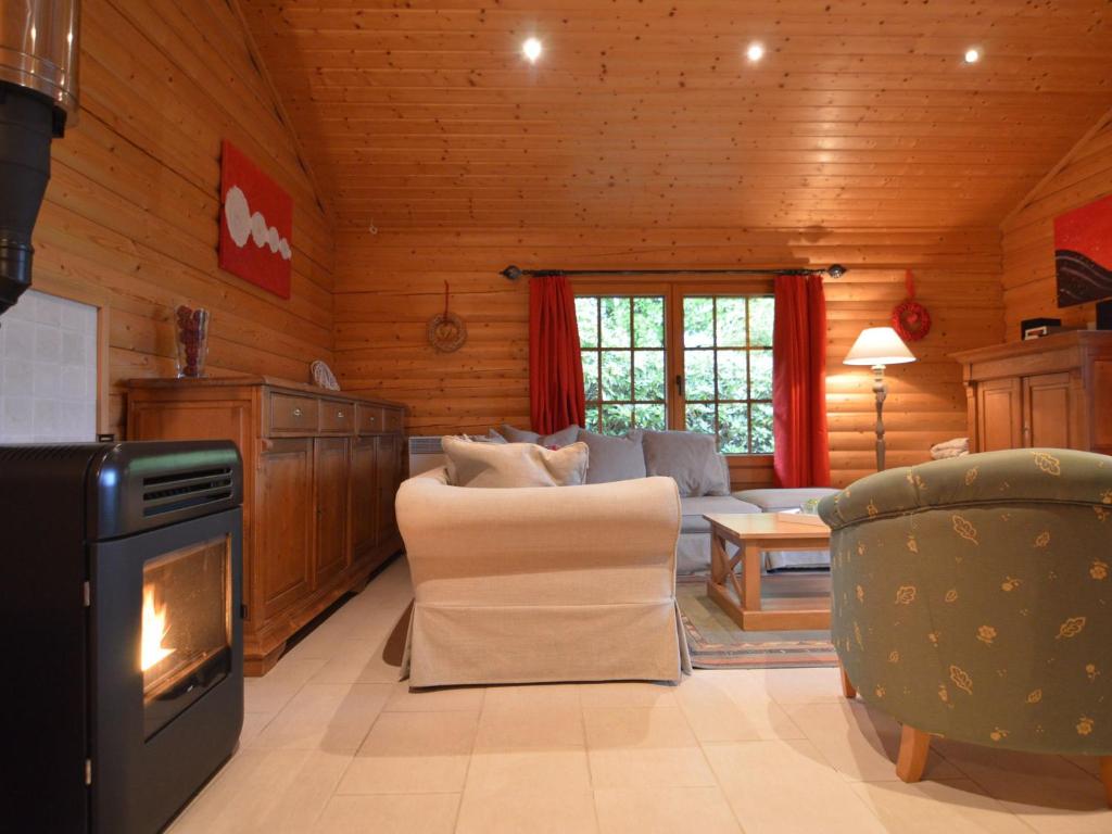 Posezení v ubytování Chalet in Stavelot near Forest Retreat