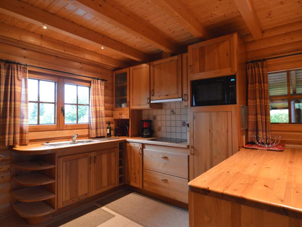 Kuchyň nebo kuchyňský kout v ubytování Chalet in Stavelot near Forest Retreat