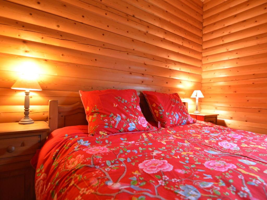 Postel nebo postele na pokoji v ubytování Chalet in Stavelot near Forest Retreat