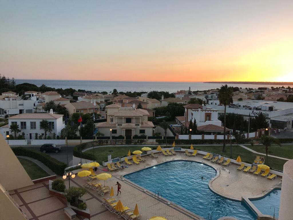 - Vistas a la piscina de un complejo en Palmeira Gale, en Albufeira