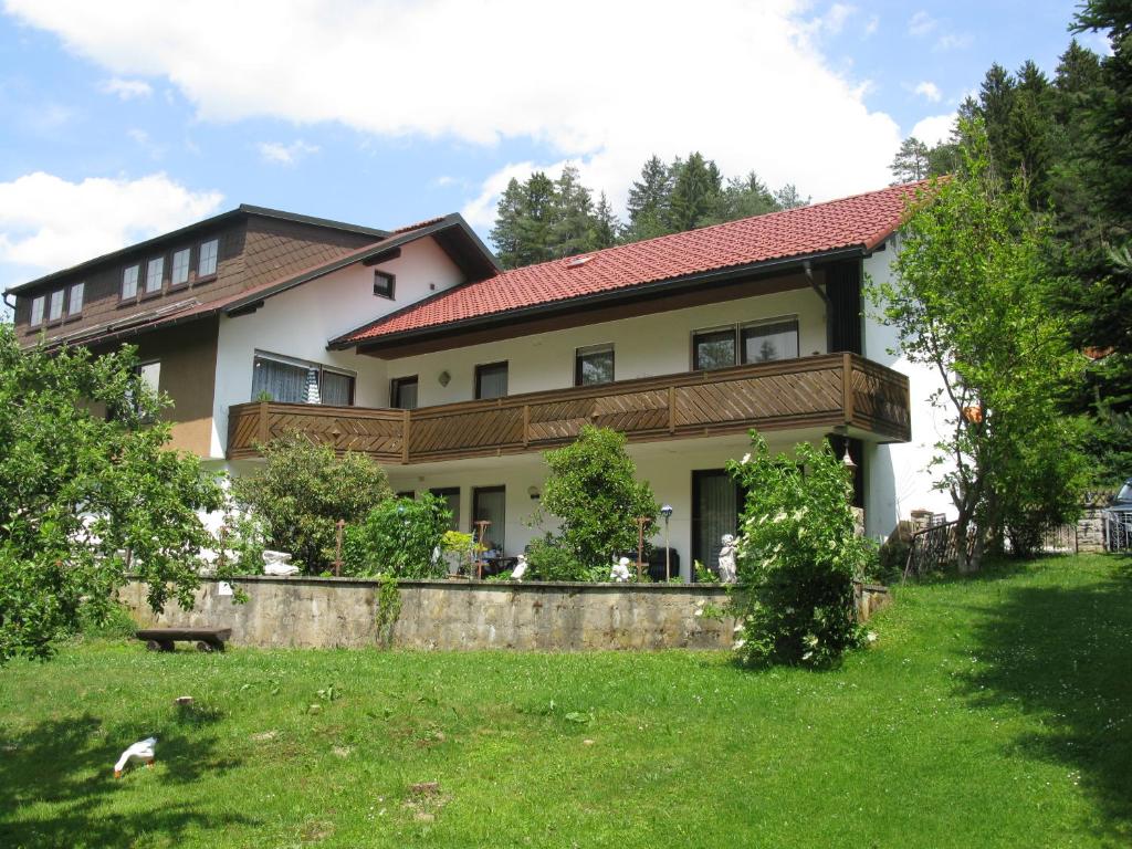 ein großes Haus mit einem Garten davor in der Unterkunft Ferienwohnung Karlsruh in Warmensteinach
