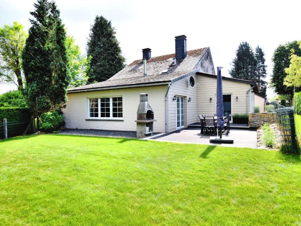 een wit huis met een gazon ervoor bij Modern holiday home in La Roche en Ardenne in Samrée