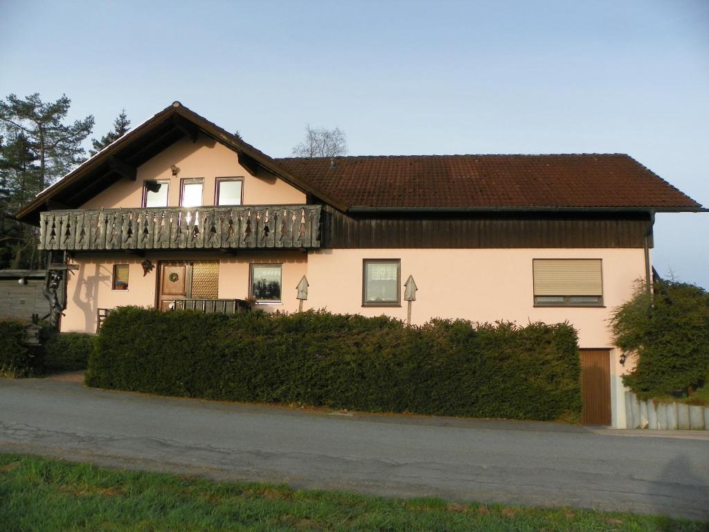 ein Haus mit einem Zaun davor in der Unterkunft Ferienwohnung am Weissenstädter See in Weißenstadt