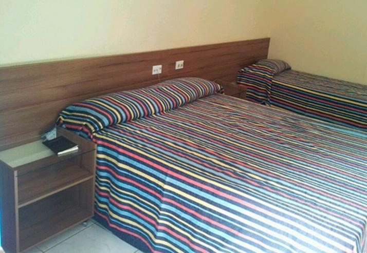Postel nebo postele na pokoji v ubytování Fiesta Park Hotel